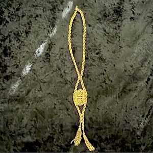 Beautiful elegant gold tone necklace!